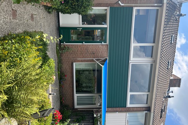 Nieuwe kunststof kozijnen en gevelbekleding