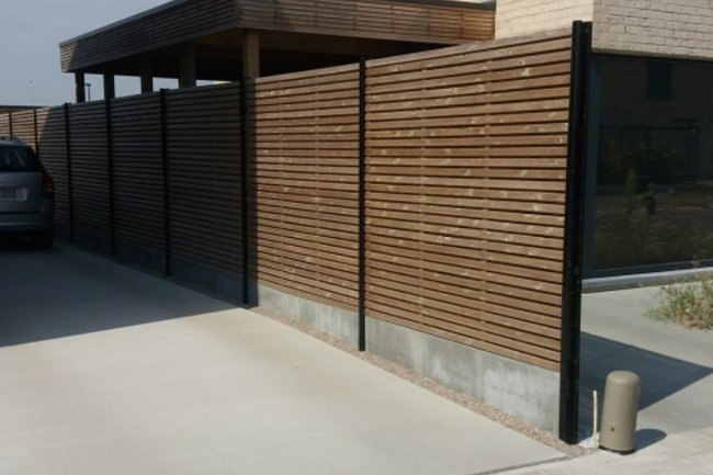 Plaatsen van houten schutting