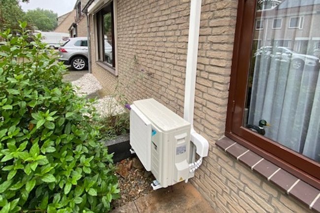 Daikin Perfera 3,5 KW buitendeel op montagebeugel