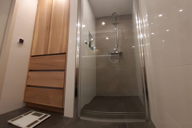 Badkamer renovatie met eiken maatkast