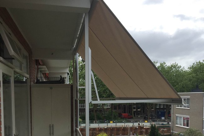 Uitvalscherm voorzijde balkon montage
