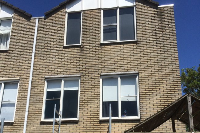 Kozijnen, drie verdiepingen hoog.
