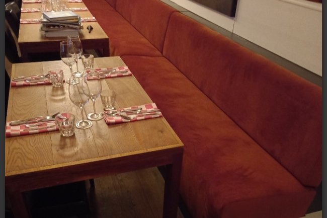 Herstoffering eetbanken in onze velours bistro Madeleine