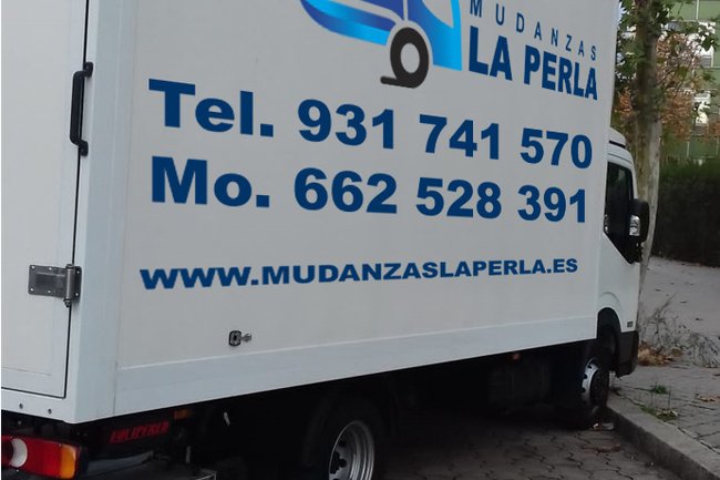 Camion  con  plataforma  para  mudanzas  profecionales