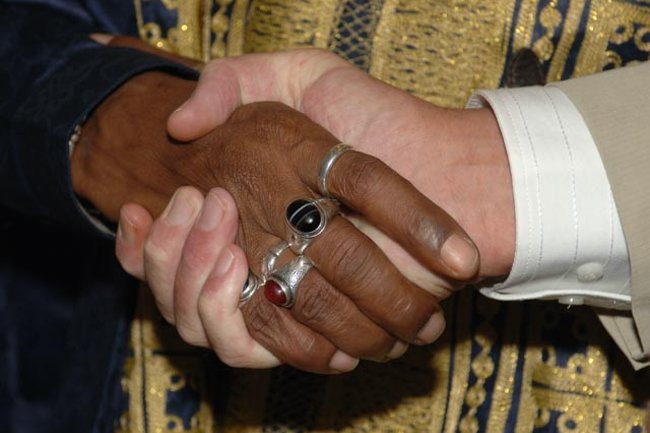 Huwelijk 2 mannen houden elkaars hand vast