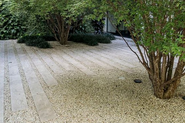 Aanleg van tuin met grind en betonliners geschrankt
