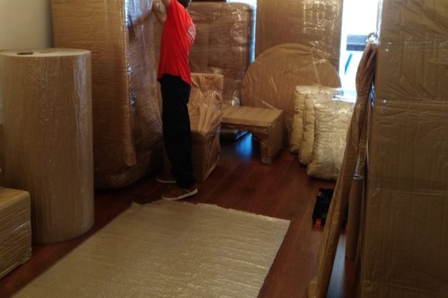 Preparando el mobiliario para su paso por el guardamuebles.