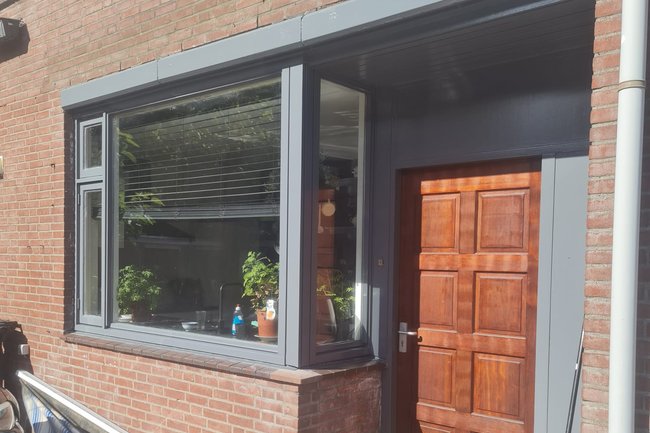 Portiek en kozijnen geschilderd en gerepareerd