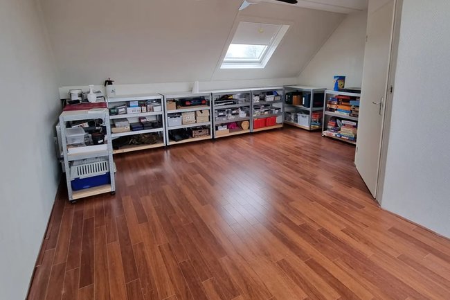 Na waterschade plafond en wanden isoleren en sauzen.