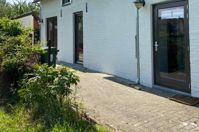 Houtwerk aan buitenzijde voorzien van hoogglans lak