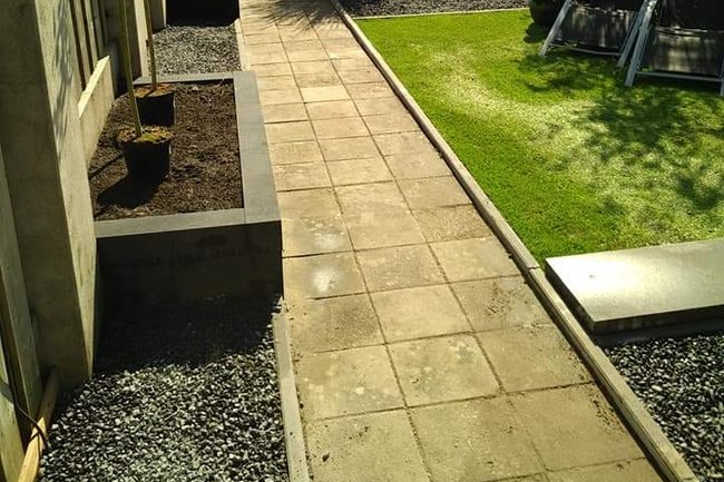Renovatie tuin met deels hergebruikte materialen