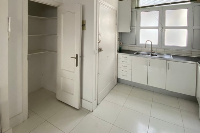 El antes: cocina blanca y mobiliario antiguo