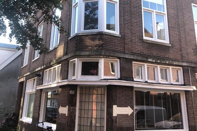 De oude situatie voor het reinigen en opnieuw voegen.