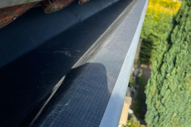 Lekkende dakgoot voorzien van duurzam EDPM rubber