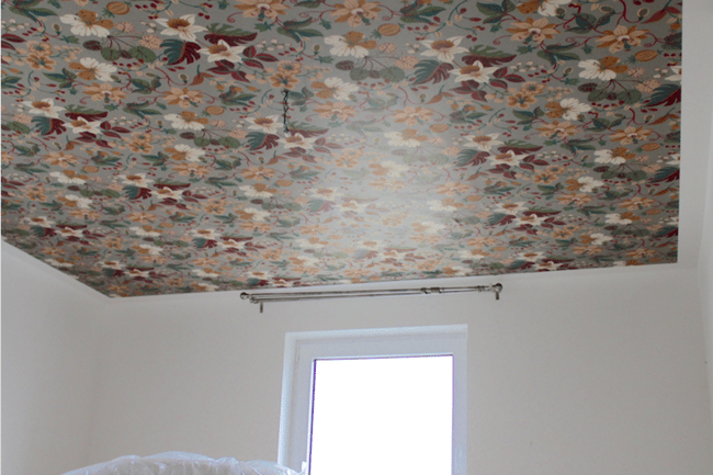 Tapezierung auf der Decke