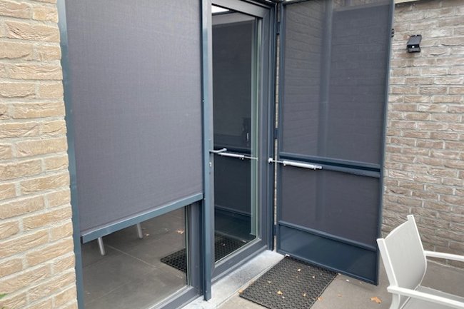 Beringen: screen en vliegendeur met screendoek RAL7016