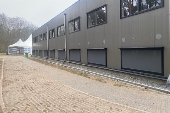 Genk ZOL: screens via centrale sturing RAL 7016