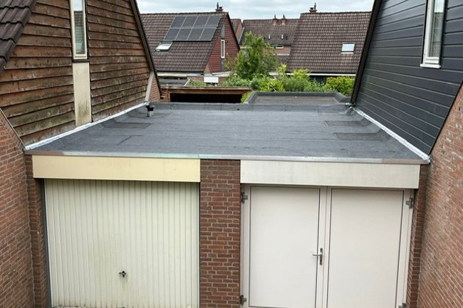 eind resultaat dak vervangen garages te Zevenaar