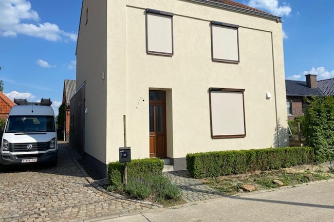 Geetbets - zipscreens met Somfy Solar motoren RAL 8022