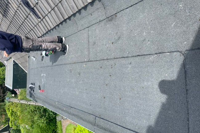 Bitumen dak en trim renovatie