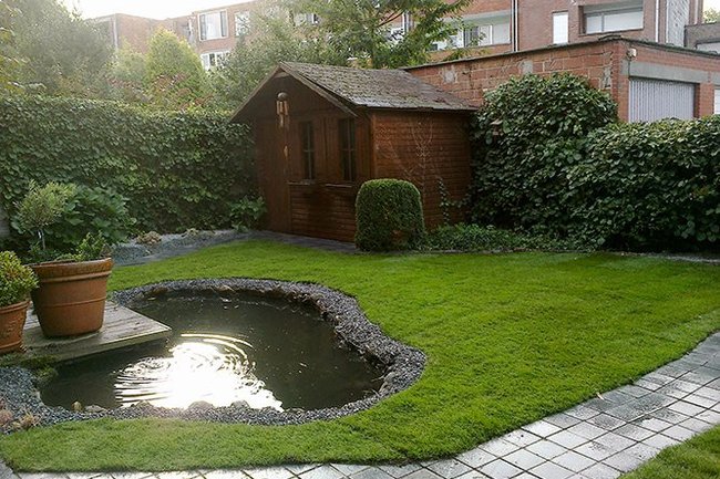 vijver proper maken, nieuwe grasmatten, pad in blauwe steen.