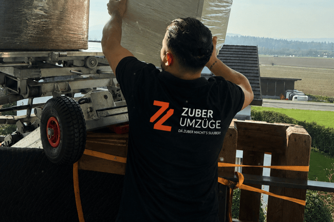 Teamleiter Alain beim Einsatz mit dem Möbellift