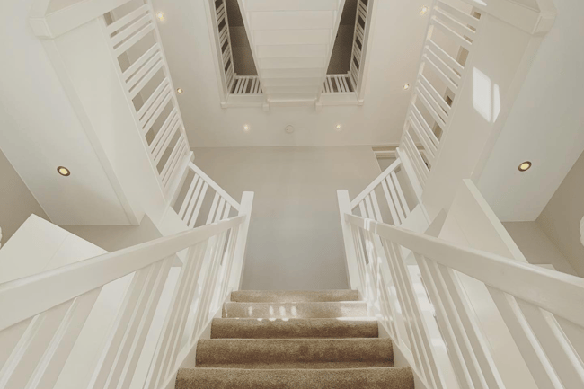 Volledig gerenoveerd trappenhuis. Schilderwerk & Verlichting