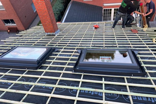 Plaatsen van velux ramen en nieuwe pannen