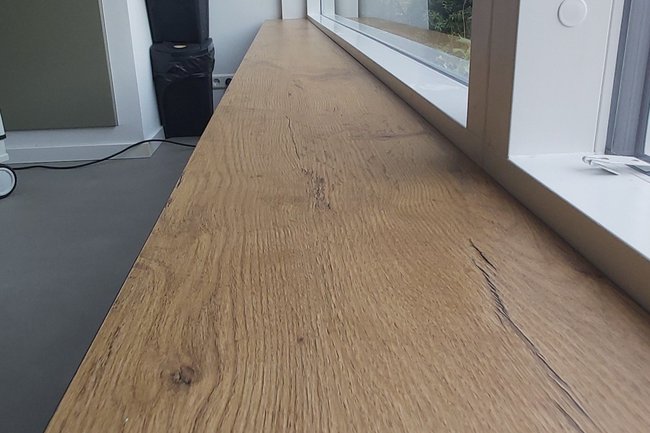 Een 3,7m lange vensterbank van MDF met hpl 'Wild Oak'