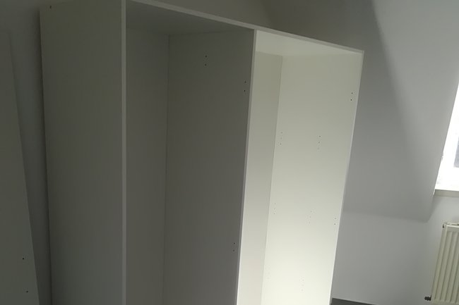 Kleiderschrank beim Aufbau