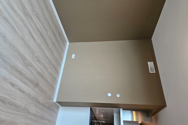 Nieuwbouw woning geschilderd, plinten en laminaat gelegd