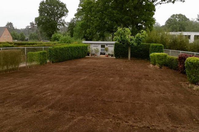 Oud gras eraf, opnieuw verfrist met nieuw zaad en bemesting.