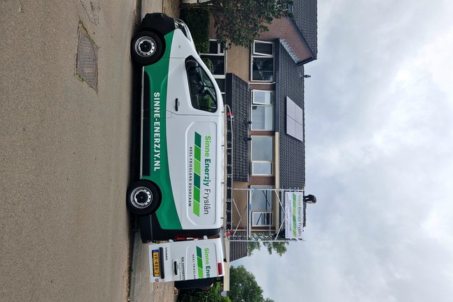 Hier plaatsen wij 8 panelen in Drachten. Nette werkbus & ste