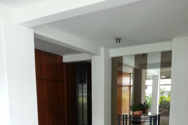 Paredes y techos en hall de entrada edificio en Coruña