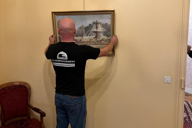 Istallation précise et sécurisée de vos tableaux au mur
