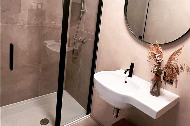 Badkamer met sierpleister in betonlook
