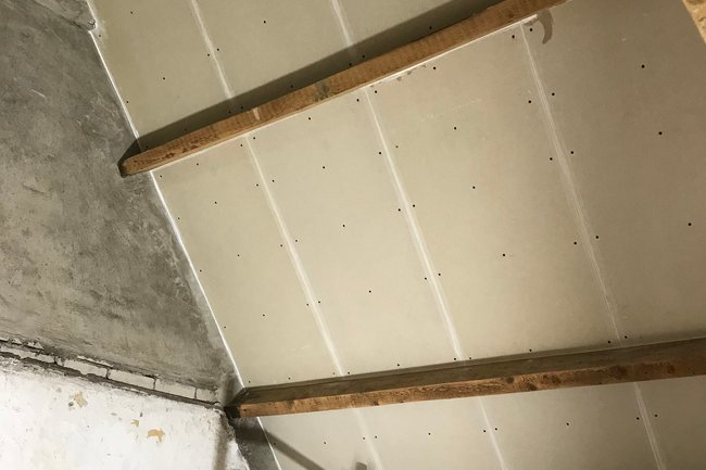 Slaapkamer renovatie, nieuw plafond gipsen