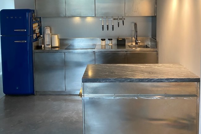 Cucina in acciaio con piano in marmo di Massa Carrara