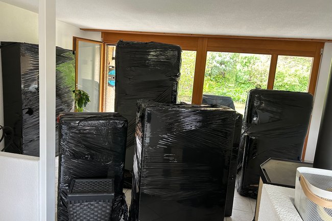 Schutz der Möbel vor Kratzern und Regen durch Umzugsdecken
