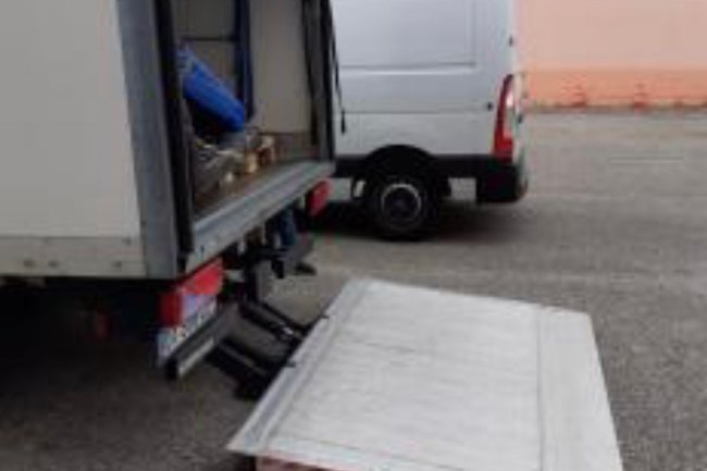 Our Luton van with tail lift suitable for home Removals.