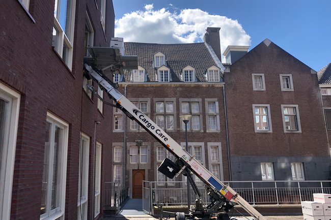 Onze verhuislift in gebruik bij een verhuizing in Roermond.