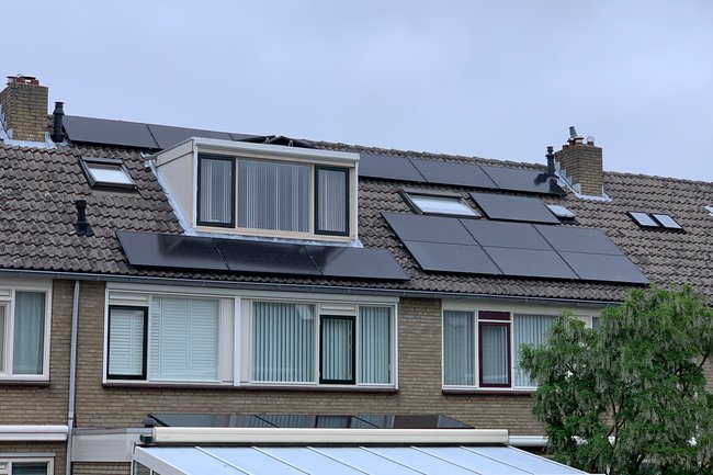 11 Dmegc panelen met SolarEdge omvormer. Naaldwijk