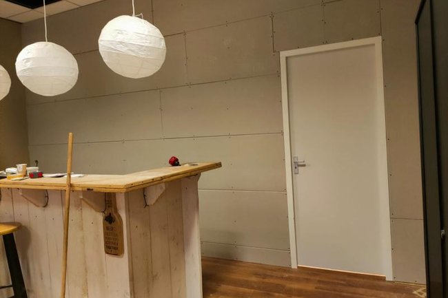 Tussenwand geplaatst met deur en kozijn in.