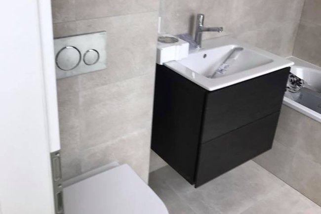 Salle de bain avec toilette rénové