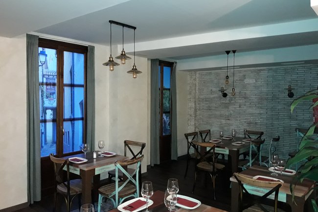 Gastrobar + q vinos.
Zacatin - Granada