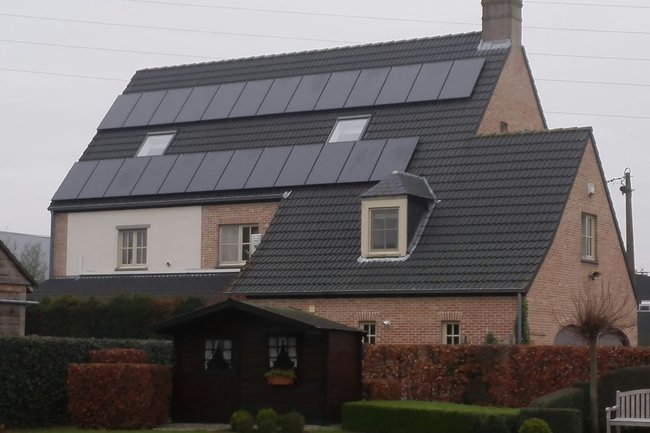 Installatie te Lier met full black glas-glas panelen