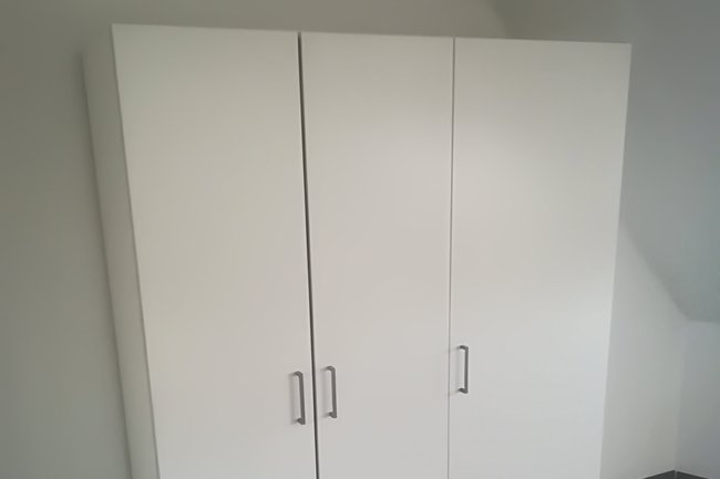 ein neu zusammengebauter Kleiderschrank