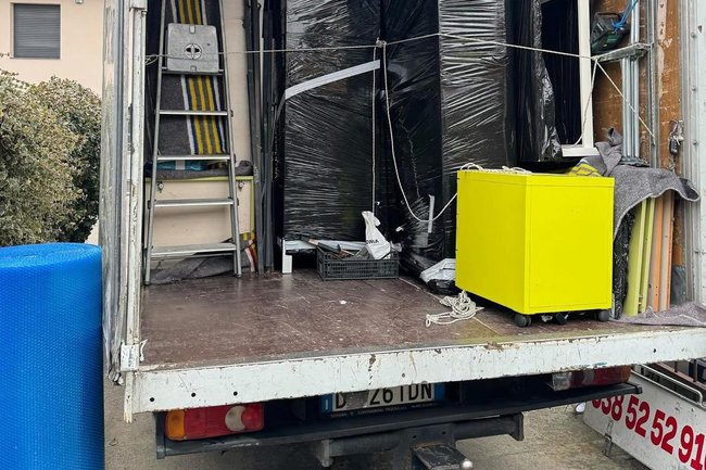 Carico e stivaggio professionale dei tuoi beni sul camion