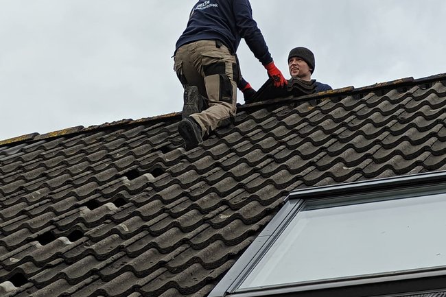 Hier beginnen we aan de renovatie van een pannendak.