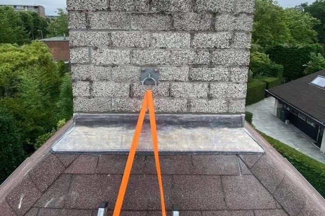 Schoorsteen lood werk op eenzame hoogte